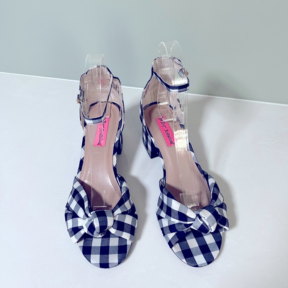 betsey Johnson ,🌷HEELS /SANDAL navy / white Size 5.5 —6